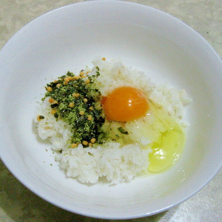 お茶漬けのお茶の代わりに玉子を掛けるご飯